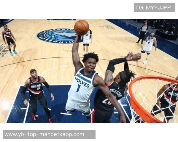 爱德华兹半场表现出色11投6中三分命中率高达40贡献15分3板3助